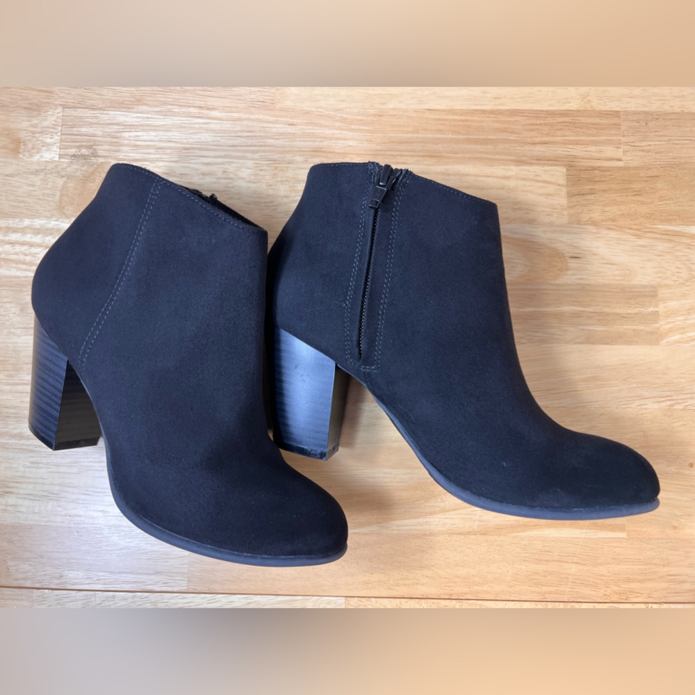 LIKE NEW!! Old Navy Women Size 7 Black Vegan Faux Suede Zip Up Ankle Boots